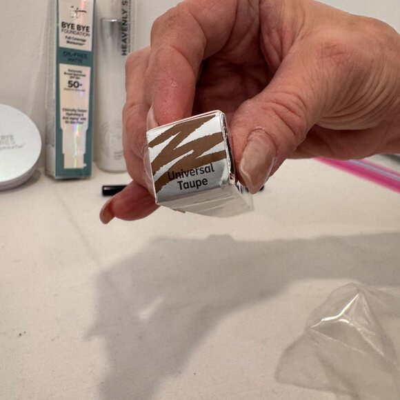 NEW It Cosmetics Makeup Lot Includes Brushes Bye Bye Pores Powder Brow Power Per - Picture 11 of 16